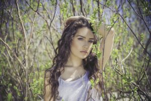 kobieta-w-lesie-lato