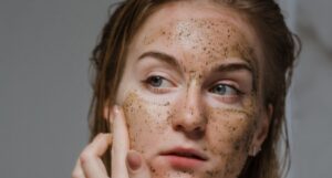kobieta-peeling-twarzy