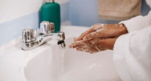 mycie-rąk-woda-mydło