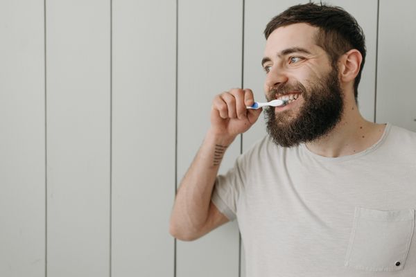 paradonotoza-mężczyzna-myje-zęby