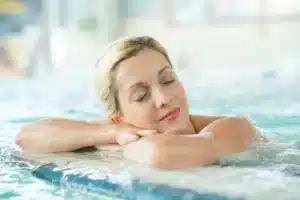 Zalety korzystania z kąpieli terapeutycznych